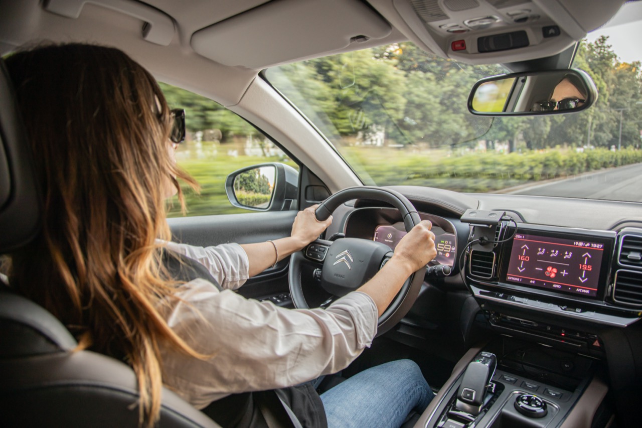 Utiliser le mobile au feu rouge: est-ce légal ou peut-on être condamné à une amende? 4 1610819827 620 Utiliser le mobile au feu rouge est ce legal ou peut on