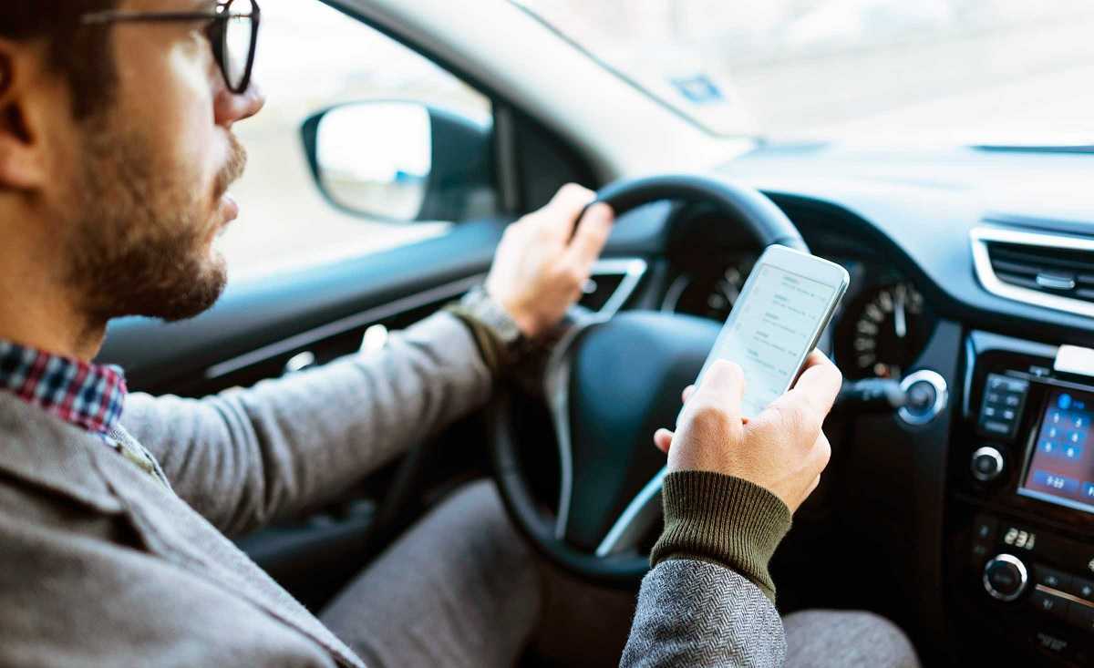 Utiliser le mobile au feu rouge: est-ce légal ou peut-on être condamné à une amende? 2 Utiliser le mobile dans la voiture