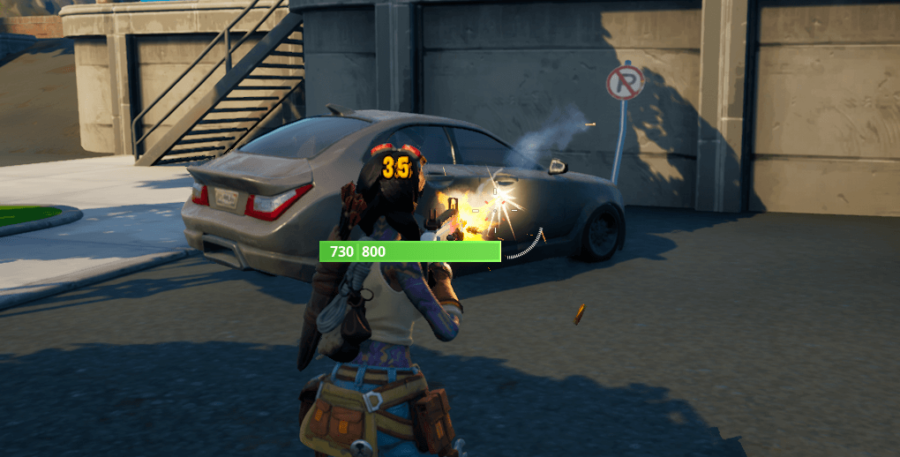 Comment collecter des pièces mécaniques dans les quêtes épiques de la saison 6 de Fortnite Chapter 2 3 Un personnage Fortnite détruisant une voiture pour des pièces mécaniques.
