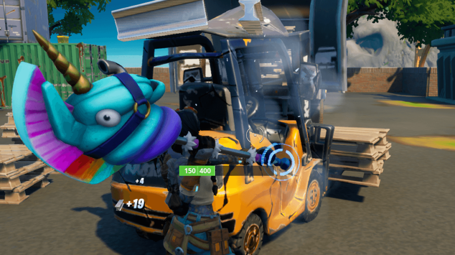 Comment collecter des pièces mécaniques dans les quêtes épiques de la saison 6 de Fortnite Chapter 2 2 Un personnage fortnite cassant un chariot élévateur pour des pièces mécaniques.