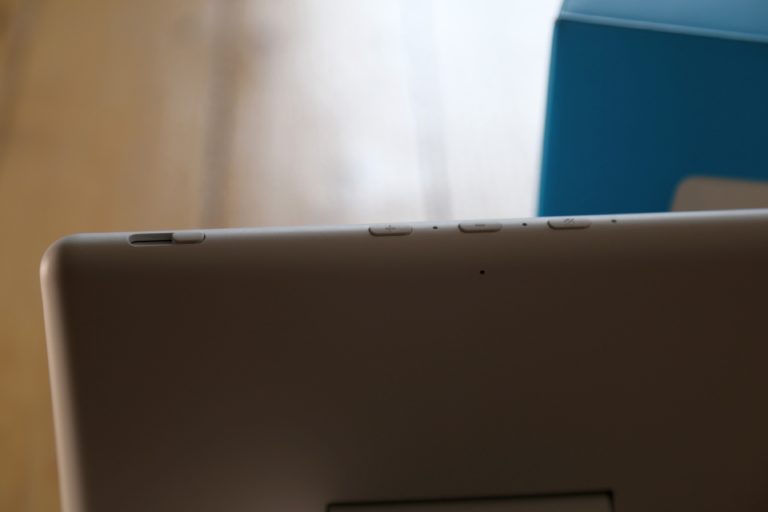 Echo Show 10 (3e génération) dans le test: étrange mélange de tablette et de haut-parleur intelligent 4 L'appareil photo peut être complètement éteint à l'aide d'un interrupteur.