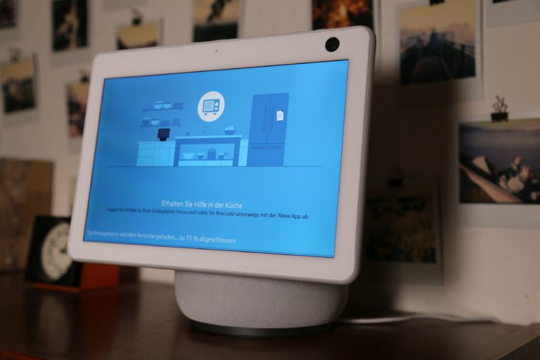 Echo Show 10 (3e génération) dans le test: étrange mélange de tablette et de haut-parleur intelligent 10 À des fins de test, j'ai mis l'Echo dans le couloir. Ce n'est pas parfait.