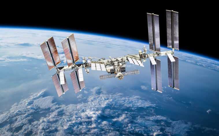 La Russie dit qu'elle quittera l'ISS et lancera sa propre station spatiale 1 Russia says it will leave the ISS and launch its own space station