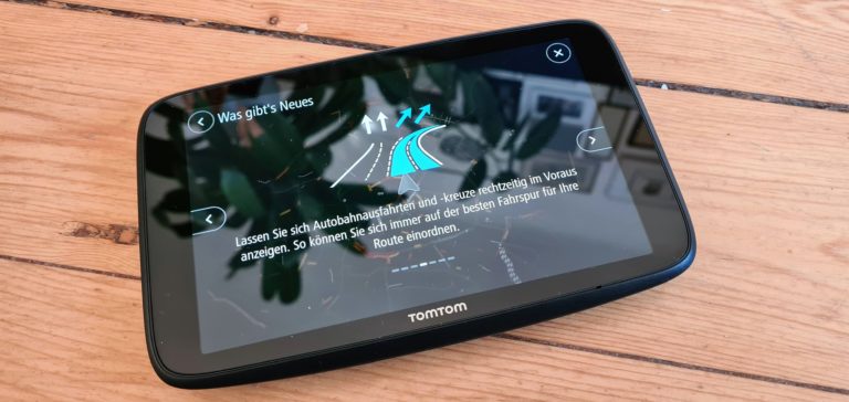 TomTom Go Discover en TEST: un système de navigation légèrement dépouillé, mais enfin moderne 4 L'assistant de voie révisé est également nouveau.
