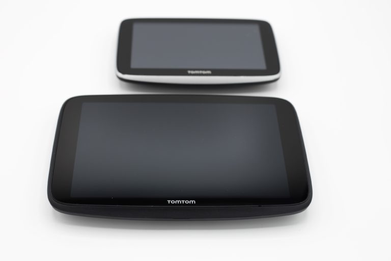 TomTom Go Discover en TEST: un système de navigation légèrement dépouillé, mais enfin moderne 3 Au-dessus du petit Go Premium, sous le Tom Tom Go Discover de 7 pouces.