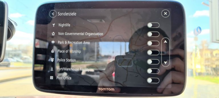 TomTom Go Discover en TEST: un système de navigation légèrement dépouillé, mais enfin moderne 6 TomTom devrait améliorer cela: 1-2 menus ne sont pas encore traduits.
