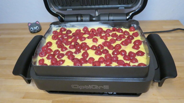 Pâte à gâteau aux cerises dans le bol à collation et à pâtisserie du gril contact Tefal Optigrill Elite Pâte à gâteau aux cerises dans le bol à collation et à pâtisserie du gril contact Tefal Optigrill Elite