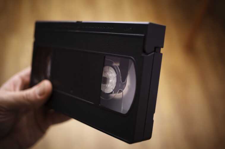 Une femme accusée de détournement de fonds pour ne pas avoir rendu une location de VHS il y a 20 ans 1 Woman charged with felony embezzlement for not returning a VHS rental 20 years ago