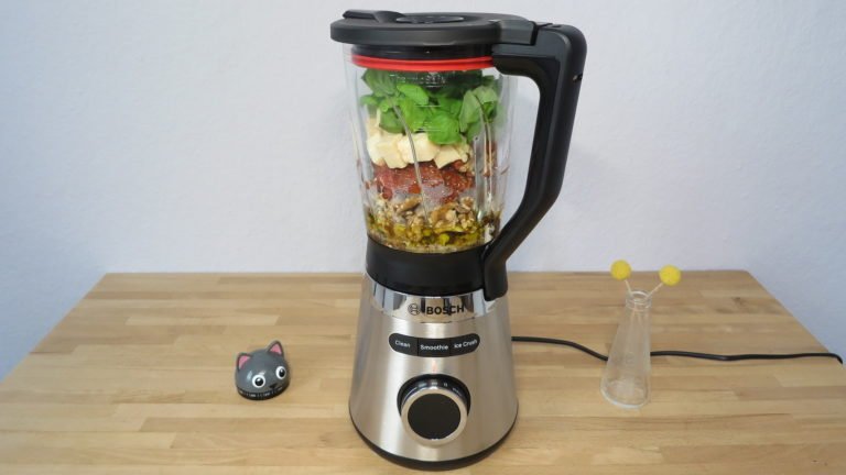 Batteur sur socle Bosch VitaPower Series 4 dans le test: avec beaucoup de puissance et de stabilité 2 Batteur sur socle Bosch VitaPower avec ingrédients pour pesto de tomates