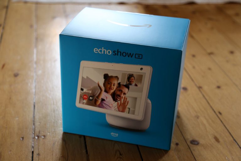 Echo Show 10 (3e génération) dans le test: étrange mélange de tablette et de haut-parleur intelligent 2 L'emballage suscite l'anticipation du déballage.