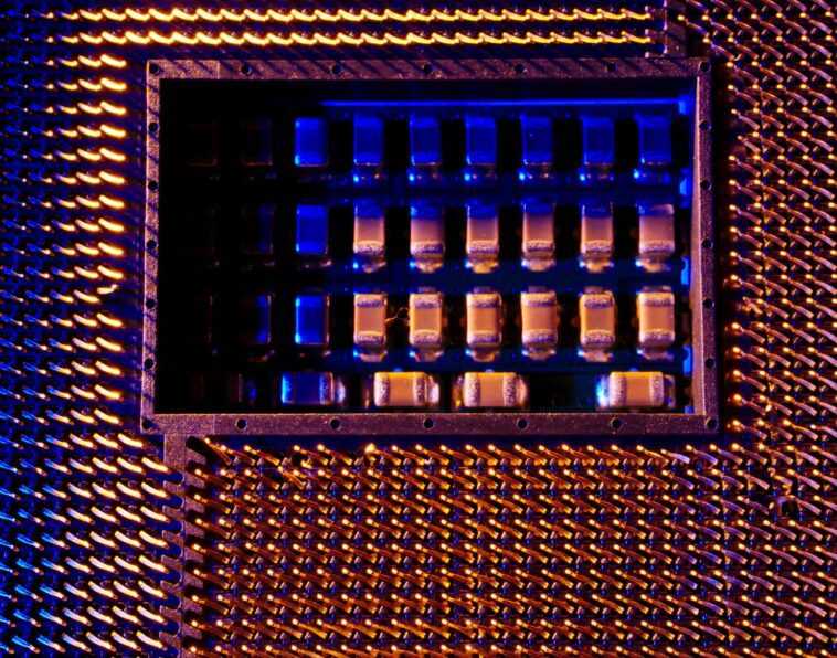 Un effondrement violent révèle que les processeurs Intel Sapphire Rapids pourraient avoir jusqu'à 80 cœurs 1 A violent delidding reveals that Intel