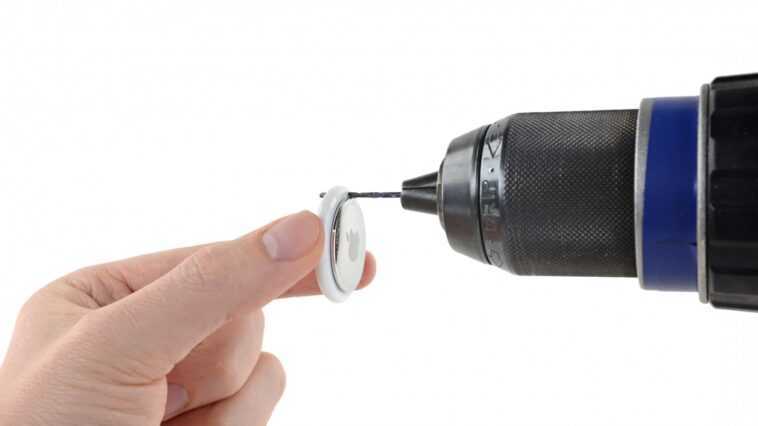 iFixit montre que vous pouvez percer un trou de porte-clés dans un AirTag sans le casser 1 iFixit shows you can drill a key ring hole in an AirTag without breaking it