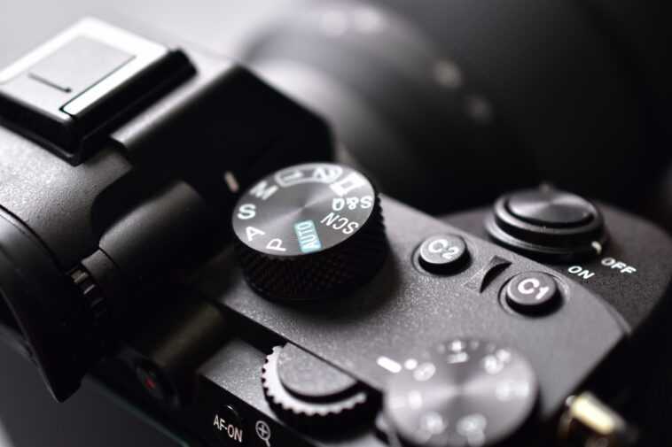 Sony met tout en œuvre pour le sans miroir, abandonne le dernier de ses reflex numériques 1 Sony goes all in on mirrorless, discontinues the last of its DSLRs