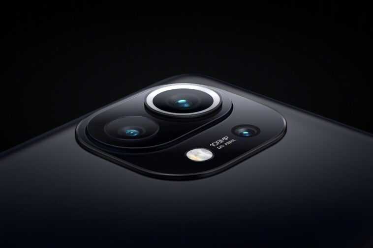 Le brevet Xiaomi révèle une caméra rotative sous écran pour les selfies et la photographie orientée vers l'arrière 1 Xiaomi patent reveals an under-display rotating camera for selfies and rear-facing photography