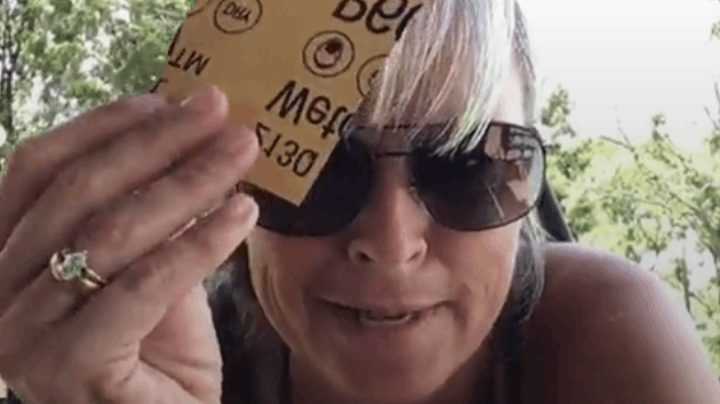 Sur TikTok, certains utilisateurs se rasent avec du papier de verre, les experts: "C'est dangereux" 1 Sur TikTok, certains utilisateurs se rasent avec du papier de verre, les experts: "C'est dangereux"
