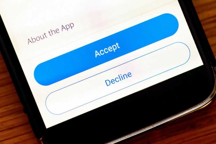Gmail et Facebook sont les première et troisième applications iOS les plus populaires collectant des informations personnelles 1 Gmail and Facebook are first and third most popular iOS apps collecting personal information