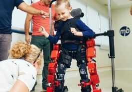 Cet exosquelette aide les enfants paralysés à marcher