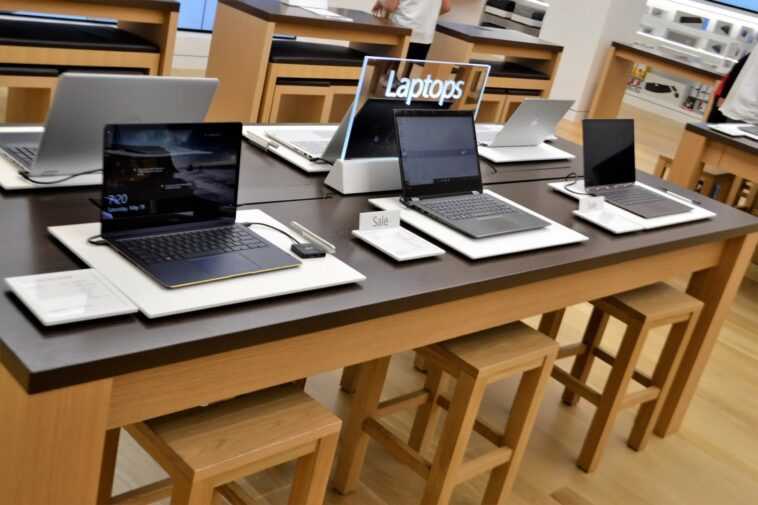 Les livraisons mondiales d'ordinateurs portables ont presque doublé au premier trimestre, les Chromebooks dépassant les MacBook et les ordinateurs portables Windows 1 Global laptop shipments almost doubled in Q1, with Chromebooks outpacing MacBooks and Windows laptops