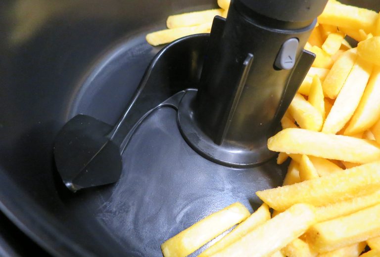 Une friteuse à air chaud peut-elle remplacer le four? 3 Bras mélangeur de la friteuse à air chaud ActiFry Genius XL 2 en 1