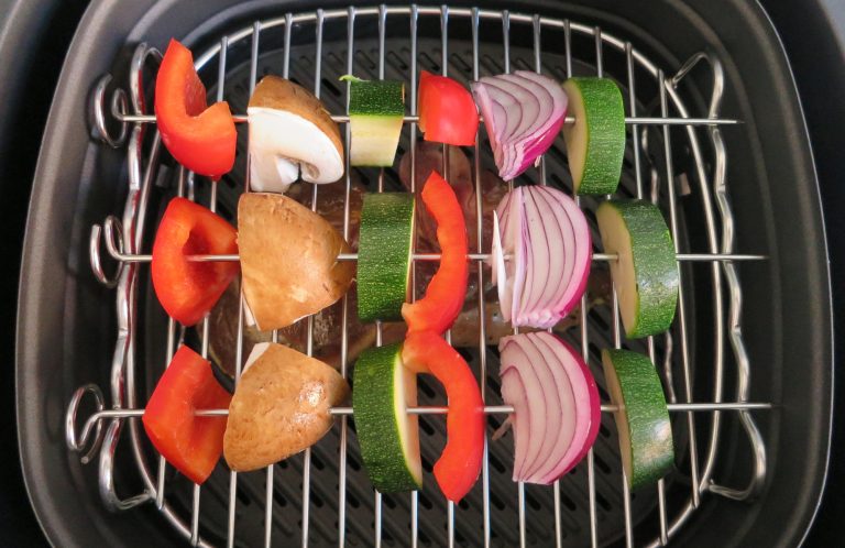 Une friteuse à air chaud peut-elle remplacer le four? 6 Friteuse à air chaud Philips Airfryer Avance XXL avec brochettes de viande grillée et de légumes