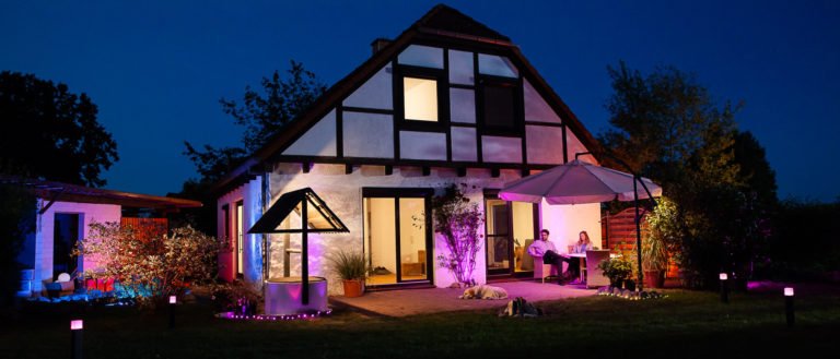 Planifier un éclairage de jardin intelligent: c'est ainsi que vous apportez la lumière dans l'obscurité 4 Certains systèmes sont très flexibles. Le fabricant Ledvance utilise le WiFi pour l'éclairage intelligent du jardin, Signify utilise ZigBee pour Philips Hue. (Photo: Ledvance)