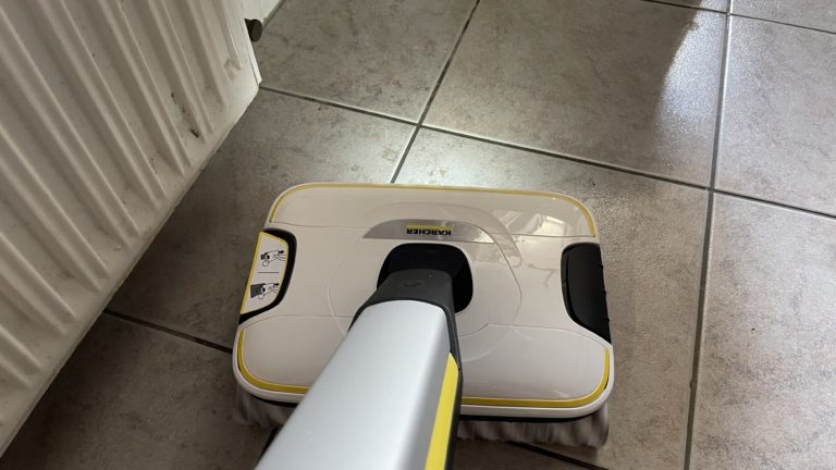 Kärcher FC7 Cordless dans le test: Meister Proper? 16 Que ce soit avec des roulettes molles ou dures: Le FC7 n'élimine pas les taches d'eau tenaces sur les carreaux.