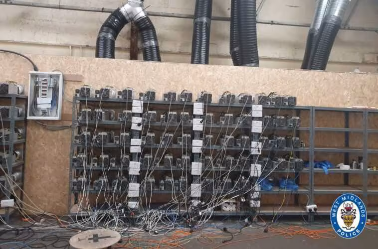 Une ferme de marijuana présumée se révèle être une mine de Bitcoin qui volait de l'électricité sur le réseau 1 Suspected marijuana farm turns out to be a Bitcoin mine that was stealing electricity from the grid