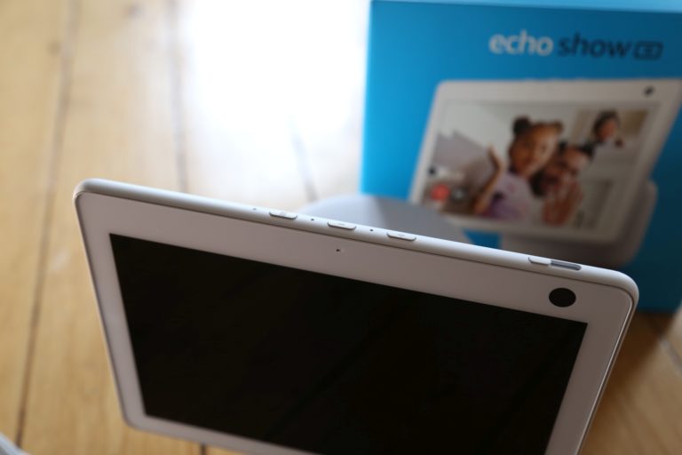 Mes parents et l'Echo Show 10: la visiophonie parfaite pour les seniors? 5 Aussi pratique pour les seniors: le volume et le verrouillage de la caméra sont facilement accessibles.