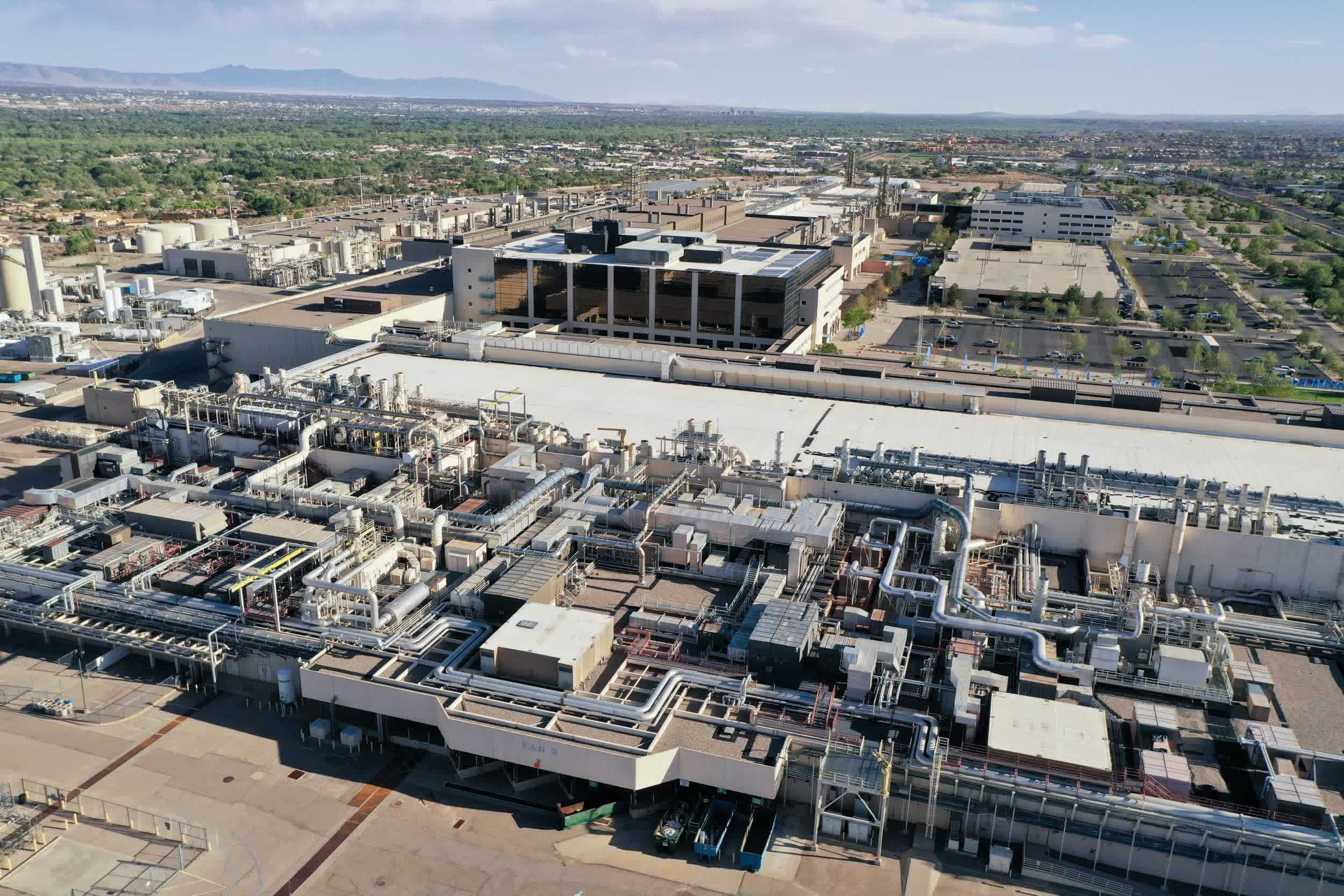 Intel investit 3,5 milliards de dollars supplémentaires pour rénover son usine de fabrication de puces au Nouveau-Mexique 2 Intel investit 35 milliards de dollars supplementaires pour renover son