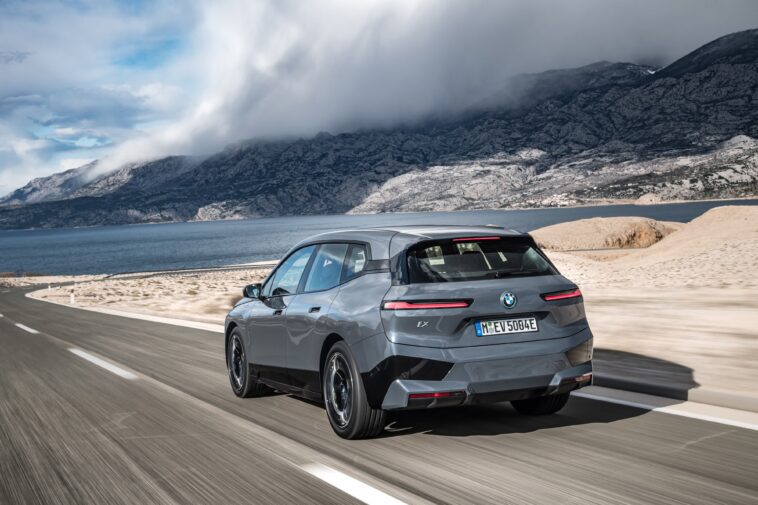 Un nouveau brevet BMW pourrait charger les véhicules électriques avec des ralentisseurs et des nids-de-poule 1 Un Nouveau Brevet Bmw Pourrait Charger Les Véhicules électriques Avec