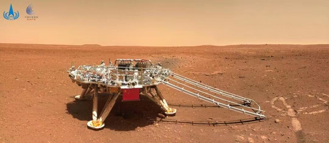 La piste d'atterrissage et les traces de roues laissées par le rover Zhurong / CNSA