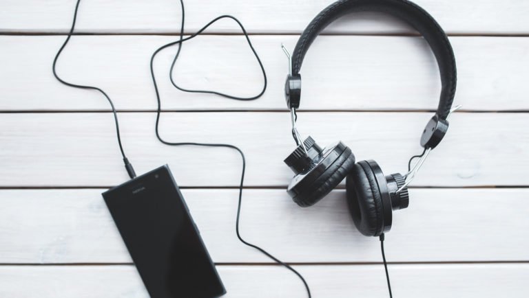 L'argent tue la star du podcast 4 Smartphone avec casque (Image : Pixabay)