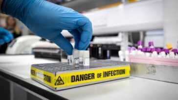 Que font les scientifiques lorsqu'ils étudient des virus "dangereux" en laboratoire