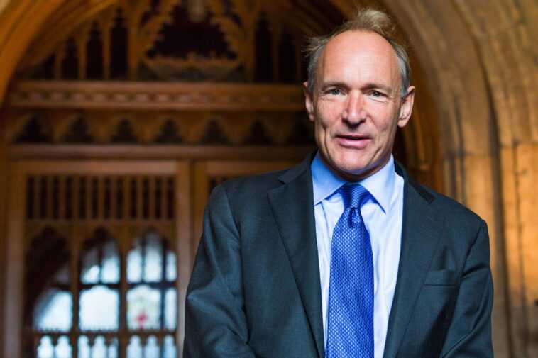 Tim Berners-Lee met aux enchères le code source original du Web en tant que NFT 1 Tim Berners-Lee is auctioning off the web