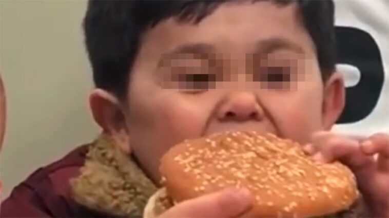 Qui est Burgirr, le garçon devenu viral qui n'est pas vraiment un enfant 1 Qui est Burgirr, le garçon devenu viral qui n'est pas vraiment un enfant