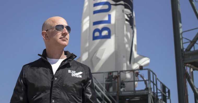 Les pétitions exigeant que Jeff Bezos ne soit pas autorisé à revenir sur Terre recueillent près de 100 000 signatures 1 Petitions demanding Jeff Bezos not be allowed back to Earth gain almost 100,000 signatures