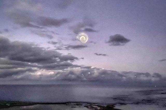 Cette mystérieuse spirale est apparue dans le ciel du Pacifique Sud - c'est ce que c'est 1 Cette mystérieuse spirale est apparue dans le ciel du Pacifique Sud - c'est ce que c'est