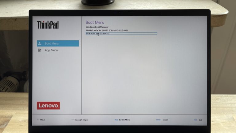 Lenovo Thinkpad X1 Nano avec Ubuntu : une équipe solide 3 Nous pouvons sélectionner la clé USB amorçable dans l'UEFI du Thinkpad X1 Nano.