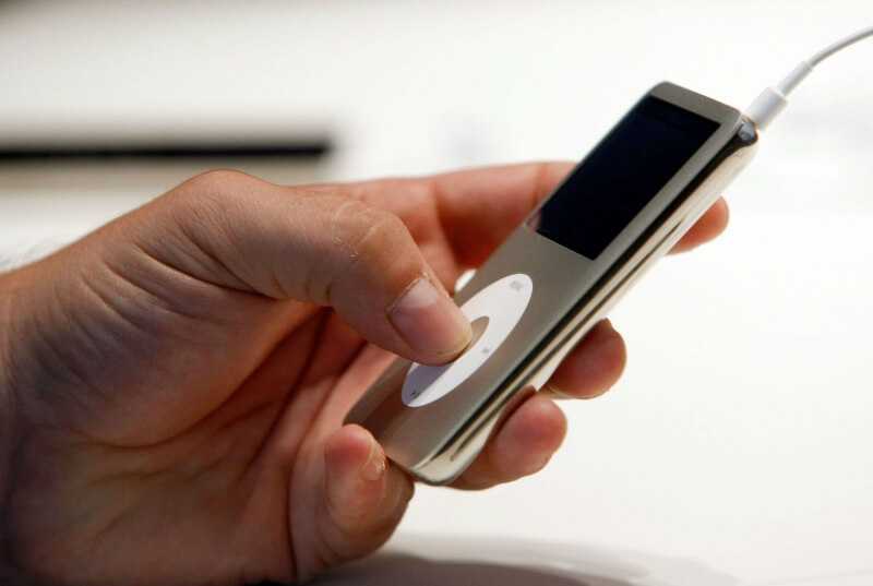 Avant Apple, le créateur de l'iPod Tony Fadell a vu son idée de lecteur MP3 rejetée par quelles deux sociétés ? 2 Avant Apple le createur de liPod Tony Fadell a vu