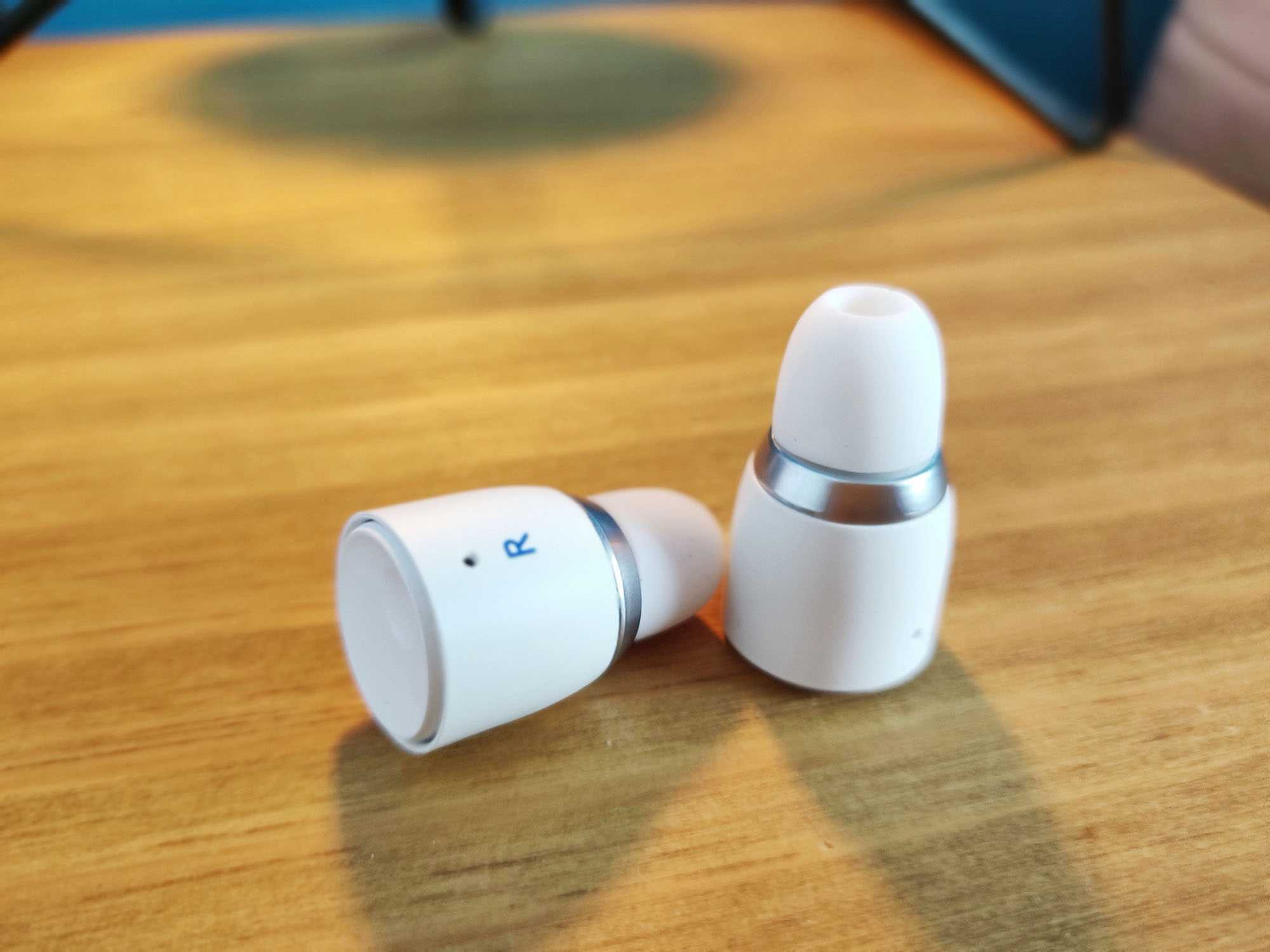 Cambridge Audio Melomania 1+ en TEST: Que vaut cette nouvelle version des écouteurs bluetooth 8 Cambridge Audio Melomania 1 Oreillettes Droite Gauche Left Right