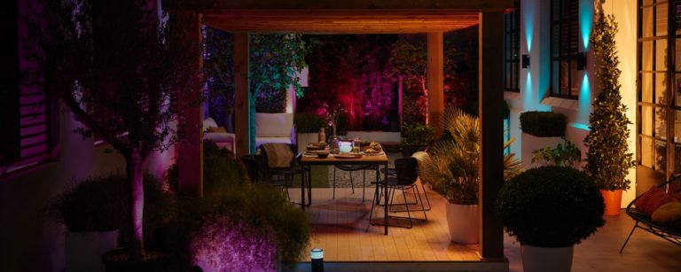 Ce que vous devez savoir sur la lumière dans les espaces extérieurs 2 La lumière à l'extérieur n'est pas un problème au début si vous ne dérangez pas les voisins. (Photo: Signifier)
