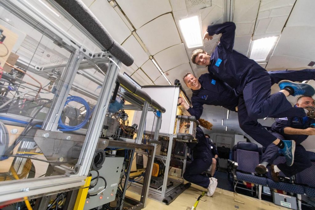 Los ingenieros prueban un prototipo de refrigerador para alimentos para astronautas 2 La imagen muestra a dos ingenieros probando un prototipo de refrigerador para que la comida de los astronautas tenga más calidad en futuras misiones.
