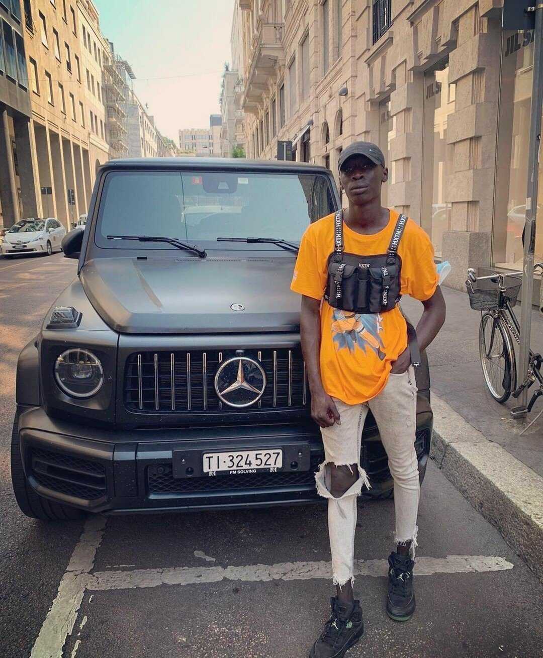 Khaby Lame a posé comme mannequin pour un magazine avant de devenir célèbre 5 Khaby Lame Model Mod Car Mercedes