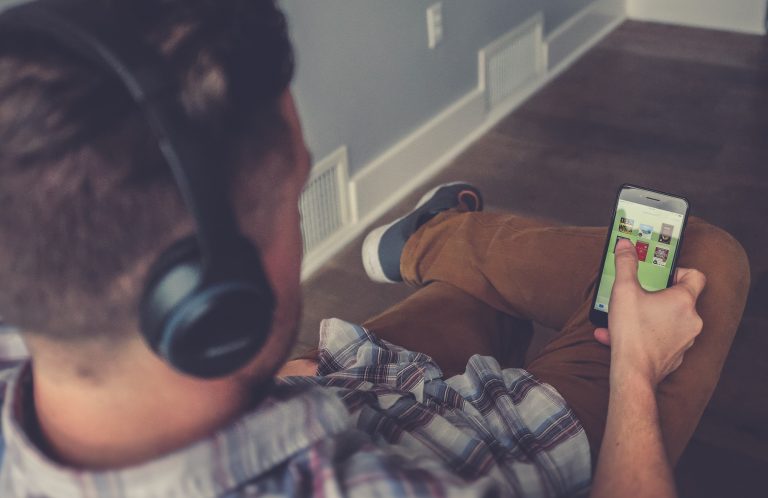 L'argent tue la star du podcast 3 L'homme écoute un podcast (Image : Unsplash / neonbrand)