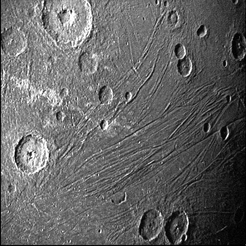 Le vaisseau spatial Juno de la NASA renvoie ses premières images de la lune de Jupiter Ganymède 2 Le vaisseau spatial Juno de la NASA renvoie ses premieres