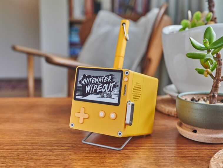 Les précommandes de l'ordinateur de poche Playdate s'ouvrent en juillet avec une nouvelle station d'accueil pour haut-parleur et un étui de protection 1 Les précommandes de l'ordinateur de poche Playdate s'ouvrent en juillet avec une nouvelle station d'accueil pour haut-parleur et un étui de protection