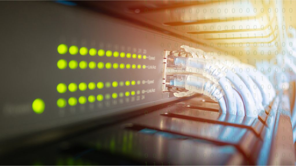 Los científicos de Lumentum crean un modelo de Ethernet que alcanza los 800 gigabits 2 La imagen muestra una serie de cables conectados a servidores Ethernet, simbolizando un concepto de mejora de Lumentum para la industria de la fibra óptica.