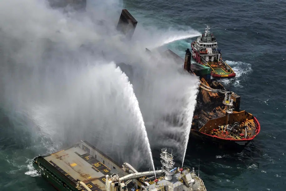 El incendio de un barco esparce El fuego de un barco esparce nieve plástica