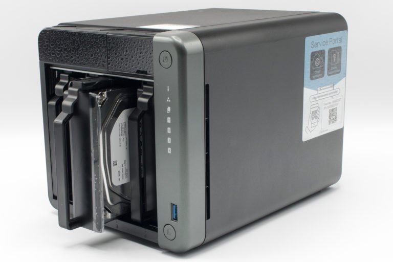 NAS : c'est ainsi que vous construisez votre propre cloud 2 HDD_slots du QNAP TS-453D
