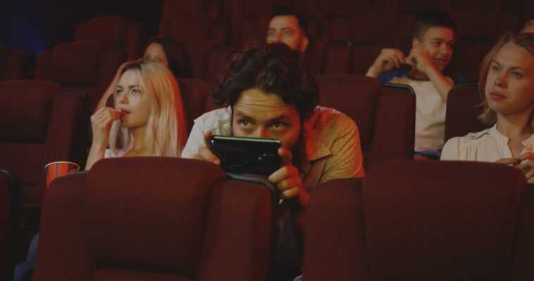 Un homme arrêté pour avoir filmé un anime dans une salle de cinéma "regarder à la maison" 1 Man arrested for filming anime in movie theater to watch at home